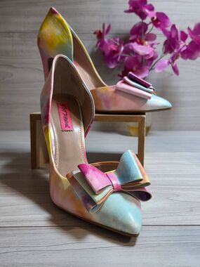 ​Betsey Johnson Prince-P Multi Watercolor Bow Pump Heels Size 8.5M